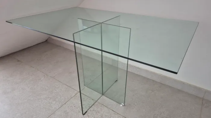 Vendo Mesa toda de vidro temperado de 8mm, tampo com 80 X 1,30 e 76cm altura. Base 60 x 60