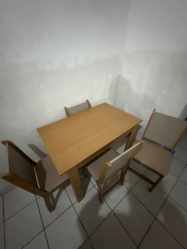 MESA DE QUATRO CADEIRAS NOVA 