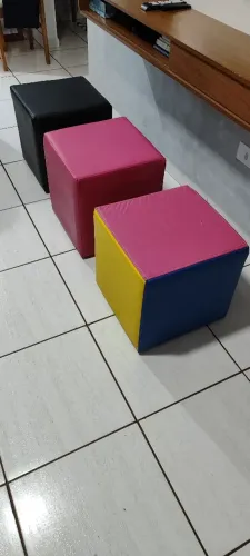 Vendo 3 Puffs em Madeira com Courino | Usados em Bom Estado