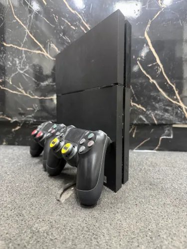 Ps4 com 2 controles e todos os cabos COM GARANTIA