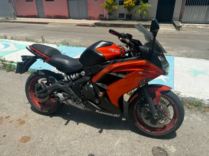 Kawasaki Ninja 650 2014 em excelente estado de conservação.