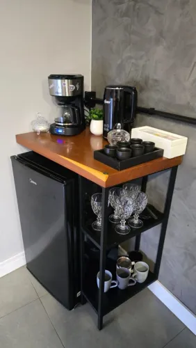 Mesa de madeira maciça para frigobar e cantinho do café