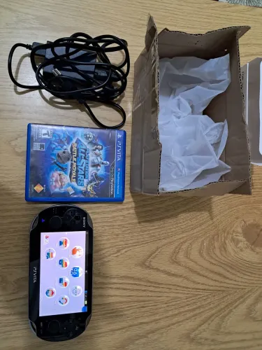 Ps vita com 1 jogo original cartão memória 4 gb + carregador 
