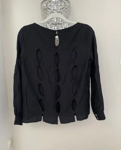 blusa thelure preta com recortes p