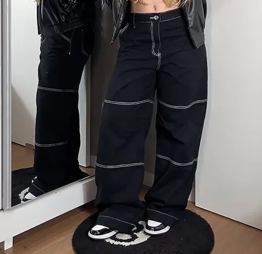 calça wide leg preta com costura branca
