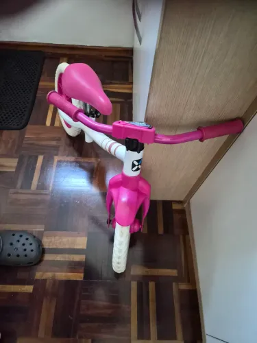Bicicleta infantil sem pedal rosa