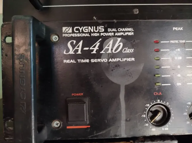 (AMPLIFICADOR PROFISSIONAL CYGNUS SA-4-AB TURBO-VENTILADA)