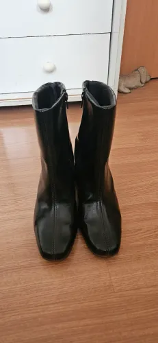 Bota preta com salto quadrado
