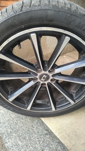 Rodas 17 com pneus 225/45