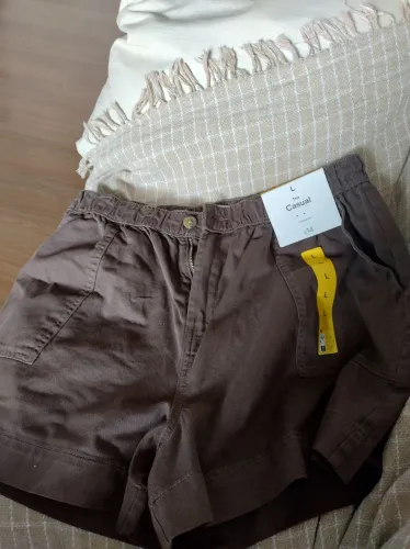 Lindo shorts, NUNCA USADO, tamanho G, comprado no exterior.