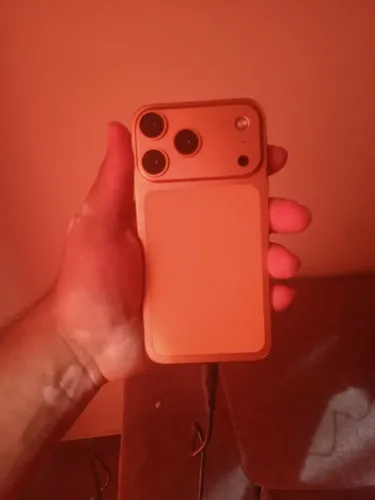iPhone 11 na carcaça do 17 pro