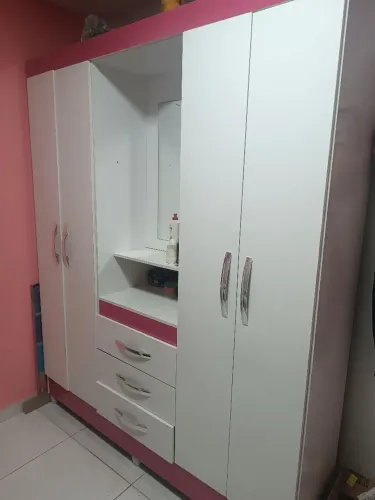 Guarda-roupa Infantil branco e rosa 