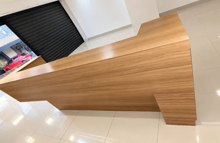 Balcão de Recepção em MDF Amadeirado - Grande e Moderno