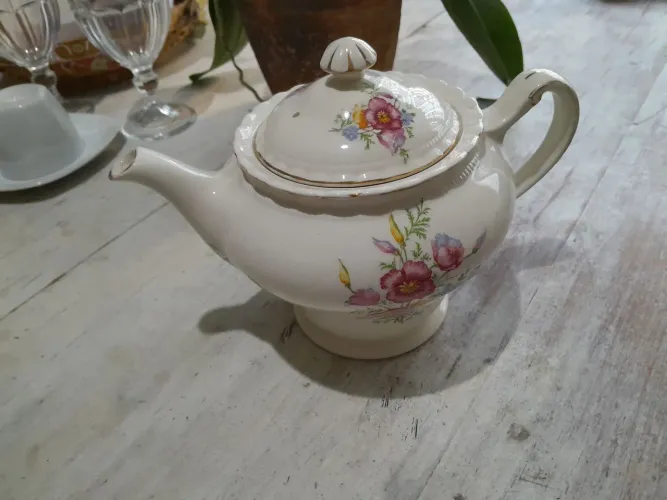Bule inglês em porcelana sem nenhuma avaria