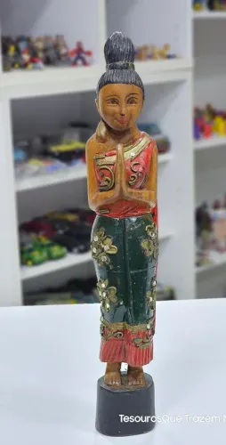 Escultura de Madeira Representando Sawasdee Ka Saudação Wai 40cm