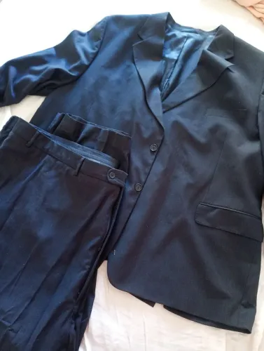 Terno Vila Romana plus size risca de giz bem discreto preto