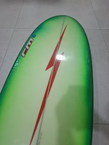 2 pranchas de surf (marcas RM surf e Keto Surf)