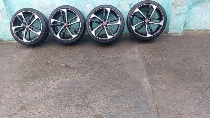 Jogo de roda com pneu para Fiat Toro aro 20