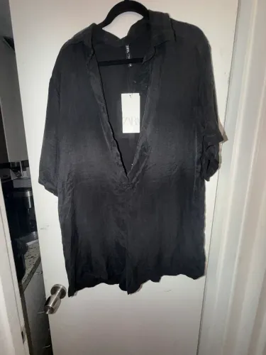 macaquinho utilitário ZARA com modelagem de camisa fluida da Zara,