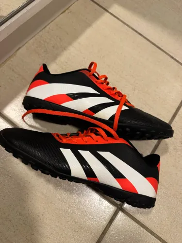 Chuteira adidas Society Predator preta e laranja - tamanho 38