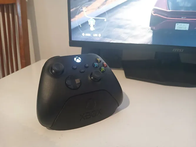 Controle Xbox Series X/S Preto + Estande