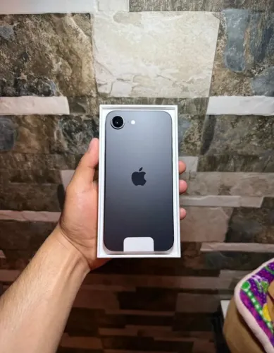 iPhone 16e