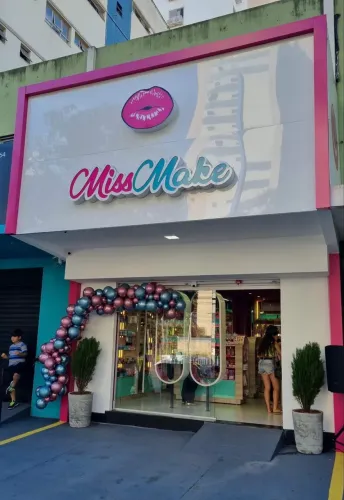 OPORTUNIDADE - Vendo Franquia de maquiagem ou busco sócio