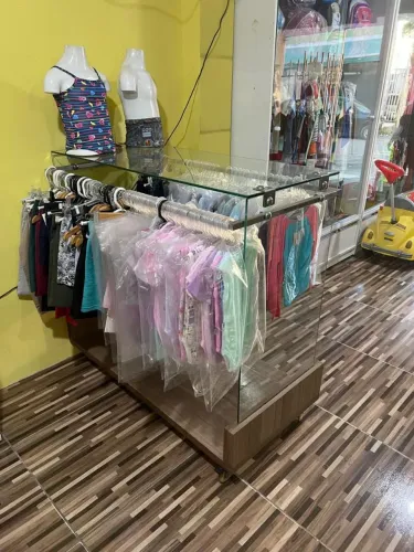 Balcão expositor de roupas dois lados
