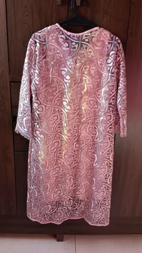 Conjunto Elegante Vestido e Casaco Longo Rosa com Renda Brilhante