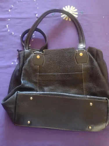 Bolsa de couro preta.