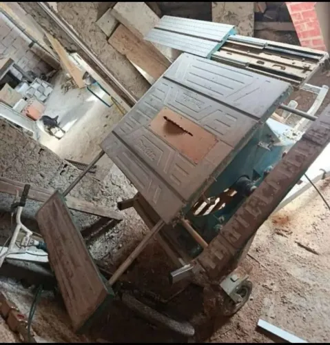 Serra de bancada com carrinho Makita