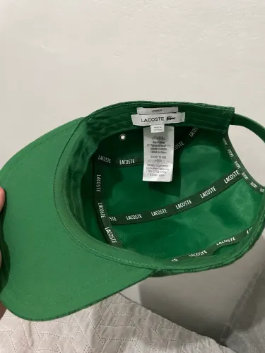 Boné Lacoste monograma
