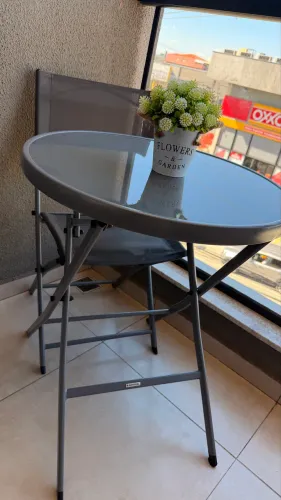Mesa com duas cadeiras 
