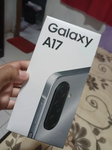 Celular Galaxy A17, cor cinza. 1 mês de uso, está bem conservado