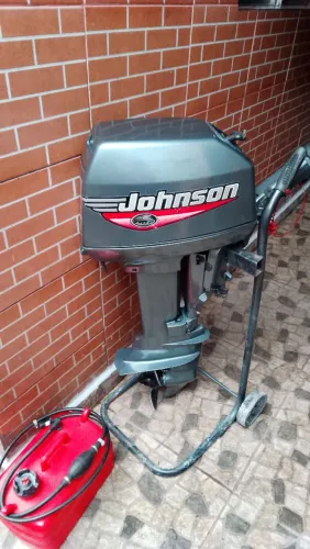 Motor de popa 8 HP ano 2000 usado apenas em água doce