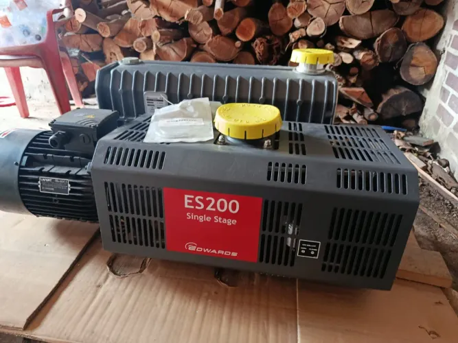 Bomba de Vácuo Industrial Edwards ES200 Single Stage - 5.6 kW / Trifásica