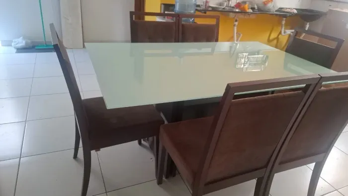 Mesa com 06 cadeiras e tampo em vidro