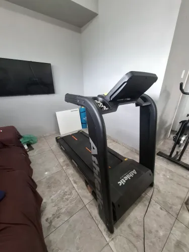 Vende-se uma Esteira Ergometrica semi profissional da marca Athletic
