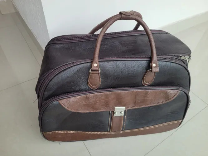 Bolsa de viagem em couro com rodízios