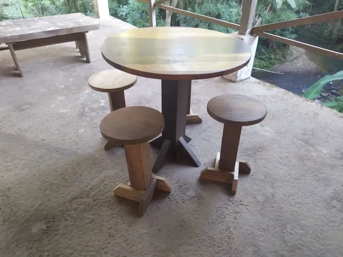 Mesa e banquinhos