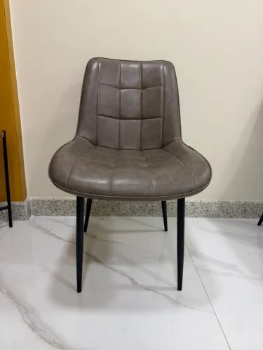Cadeira de Couro Café, base aço