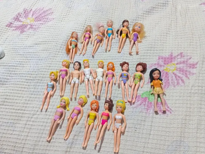 Estou me desapegando dessas pollys é um conjunto vem com várias roupinhas