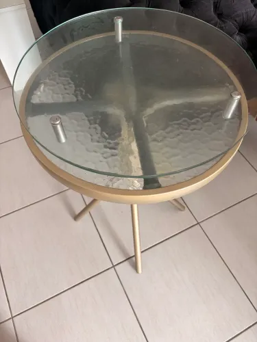 Mesa para lateral ou centro de alumínio na cor dourada com tampo de vidro