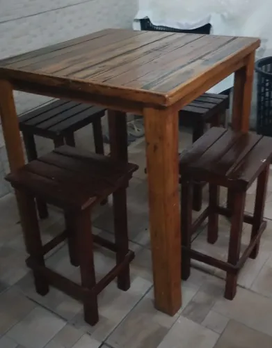 Mesa de madeira com 4 banquinhos