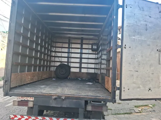 Baú Baú chapeado, sem detalhes, com capacidade para até 6 pallets!