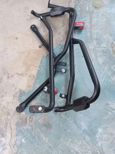 Vende se um suporte preto para moto
