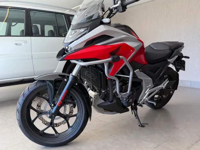 Honda Nc 750x Único dono 2025 + 4000 km sem detalhes 