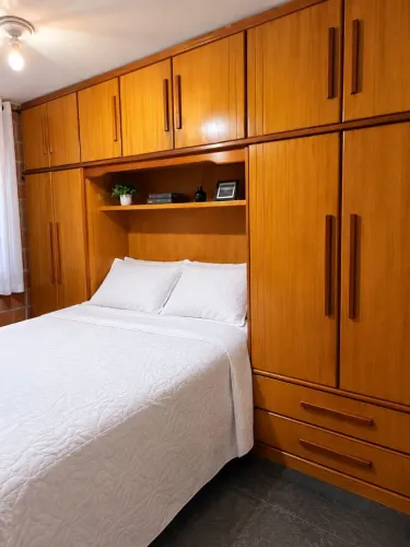 Armário de Quarto de madeira - Semi novo.