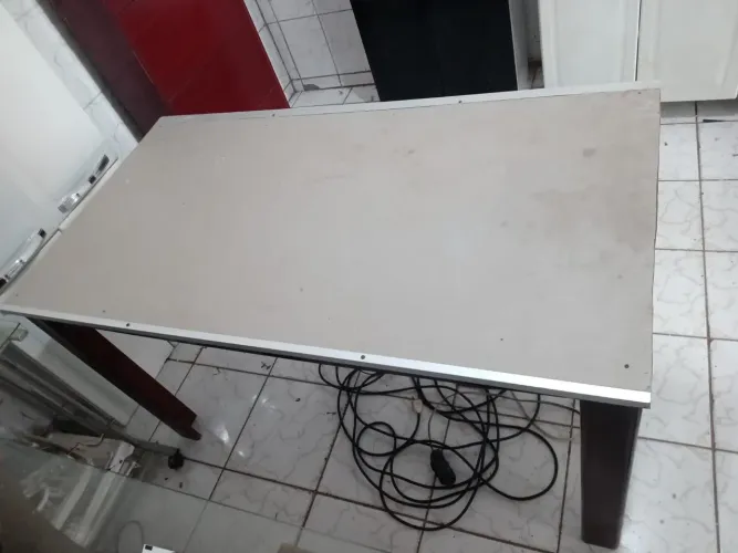 VENDO UMA MESADE MADEIRA