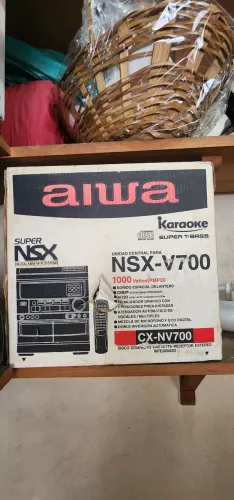 Aparelho de som aiwa antigo na caixa